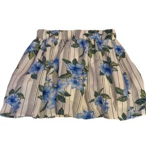 🌹Super cute white and blue flower patterned skirt